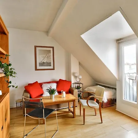 Cosy Under The Roofs Of Parigi